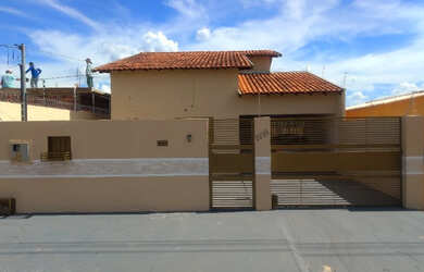 Imagem: A casa possui 3 Dormitórios, 2 Banheiros, 1 Vaga na garagem