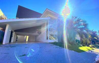 Imagem: A casa possui 4 Dormitórios, 5 Banheiros, 4 Vagas na garagem