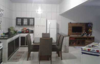 Imagem: A casa possui 3 Dormitórios, 1 Banheiro, 1 Vaga na garagem