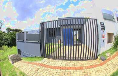 Imagem: A casa possui 3 Dormitórios, 1 Banheiro, 1 Vaga na garagem