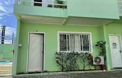 Imagem: A casa possui 3 Dormitórios, 3 Banheiros, 2 Vagas na garagem