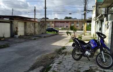 Imagem: A casa possui 4 Dormitórios, 2 Banheiros, 1 Vaga na garagem