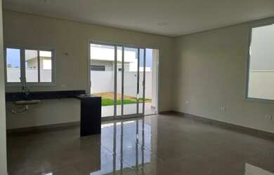 Imagem: A casa possui 3 Dormitórios, 3 Banheiros, 2 Vagas na garagem