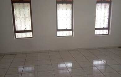 Imagem: A casa possui 3 Dormitórios, 1 Banheiro, 3 Vagas na garagem