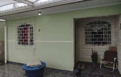 Imagem: A casa possui 3 Dormitórios, 1 Banheiro, 1 Vaga na garagem