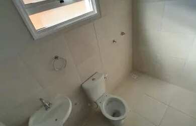 Imagem: A casa possui 2 Dormitórios, 1 Banheiro, 1 Vaga na garagem