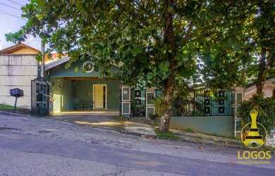 Imagem: A casa possui 3 Dormitórios, 2 Banheiros, 2 Vagas na garagem