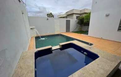 Imagem: A casa possui 3 Dormitórios, 3 Banheiros, 4 Vagas na garagem