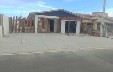 Imagem: A casa possui 3 Dormitórios, 3 Banheiros, 5 Vagas na garagem