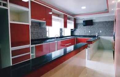 Imagem: A casa possui 3 Dormitórios, 3 Banheiros, 5 Vagas na garagem