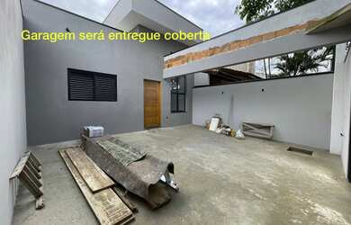 Imagem: A casa possui 3 Dormitórios, 2 Banheiros, 2 Vagas na garagem