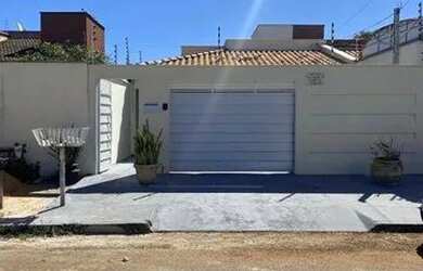 Imagem: A casa possui 3 Dormitórios, 1 Banheiro, 3 Vagas na garagem
