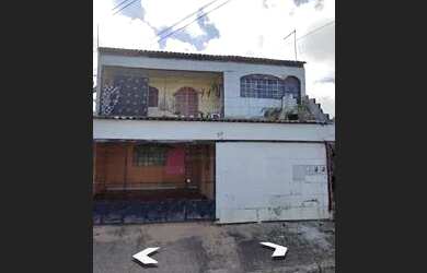 Imagem: A casa possui 3 Dormitórios, 1 Banheiro, 1 Vaga na garagem