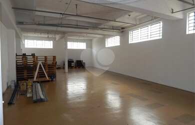 Imagem: O depósito possui 3 Vagas na garagem e 883m² de Área e está