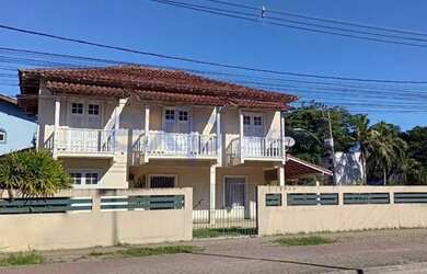 Imagem: A casa possui 3 Dormitórios, 3 Banheiros, 4 Vagas na garagem