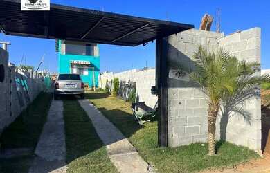 Imagem: A casa possui 2 Dormitórios, 2 Banheiros, 2 Vagas na garagem
