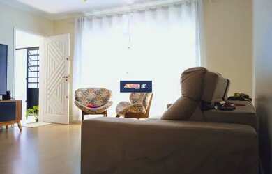 Imagem: A casa possui 3 Dormitórios, 2 Banheiros, 3 Vagas na garagem