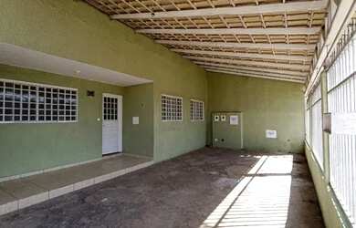 Imagem: A casa possui 3 Dormitórios, 1 Banheiro, 2 Vagas na garagem
