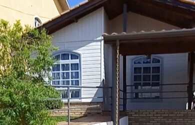 Imagem: A casa em condomínio possui 3 Dormitórios, 2 Banheiros, 2