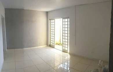 Imagem: A casa possui 2 Dormitórios, 1 Banheiro, 2 Vagas na garagem