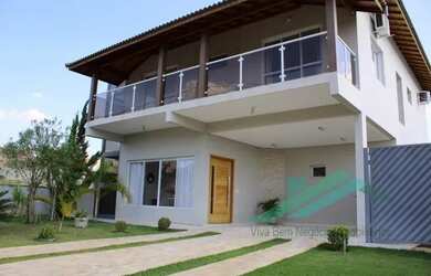 Imagem: A casa possui 4 Dormitórios, 5 Banheiros, 4 Vagas na garagem