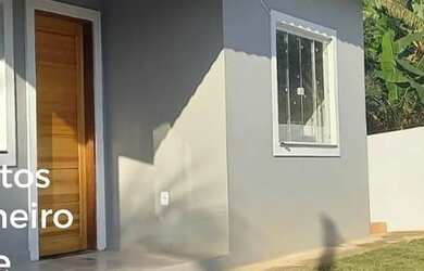 Imagem: A casa possui 2 Dormitórios, 2 Banheiros, 2 Vagas na garagem