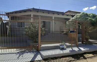 Imagem: A casa possui 2 Dormitórios, 3 Banheiros e 2 Vagas na garagem