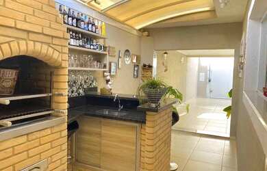 Imagem: A casa possui 3 Dormitórios, 1 Banheiro, 2 Vagas na garagem