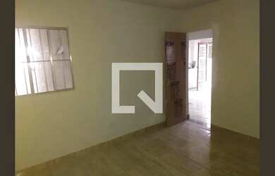 Imagem: A casa possui 3 Dormitórios, 1 Banheiro, 1 Vaga na garagem