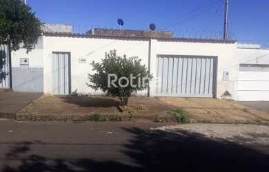 Imagem: A casa possui 4 Dormitórios, 3 Banheiros, 4 Vagas na garagem