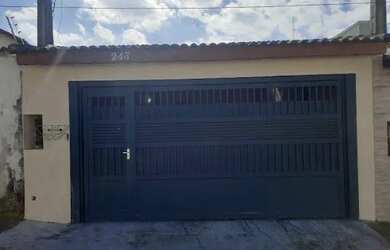 Imagem: A casa possui 3 Dormitórios, 1 Banheiro, 2 Vagas na garagem