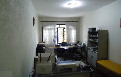 Imagem: A casa possui 3 Dormitórios, 4 Banheiros, 3 Vagas na garagem