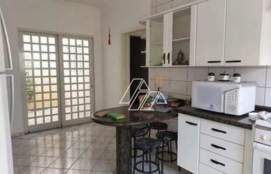 Imagem: A casa à venda possui 3 Dormitórios, 3 Banheiros, 4 Vagas