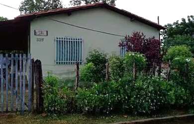 Imagem: A casa possui 2 Dormitórios, 1 Banheiro, 2 Vagas na garagem