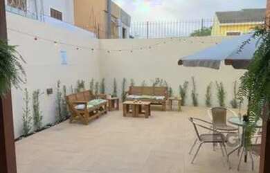 Imagem: A casa possui 3 Dormitórios, 4 Banheiros, 2 Vagas na garagem