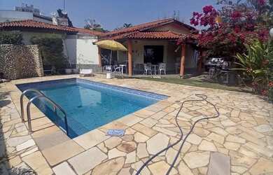 Imagem: A casa possui 4 Dormitórios, 4 Banheiros, 3 Vagas na garagem