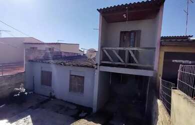 Imagem: A casa possui 4 Dormitórios, 2 Banheiros, 1 Vaga na garagem