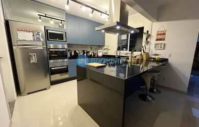 Imagem: A casa em condomínio possui 4 Dormitórios, 4 Banheiros, 4