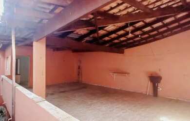 Imagem: A casa possui 1 Dormitório, 1 Banheiro, 1 Vaga na garagem e