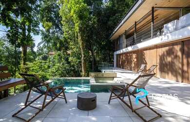 Imagem: A casa em condomínio possui 4 Dormitórios, 4 Banheiros, 4