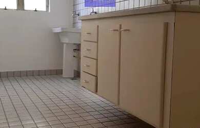 Imagem: O apartamento possui 3 Dormitórios, 1 Banheiro, 1 Vaga na garagem