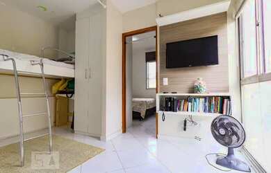 Imagem: O apartamento possui 2 Dormitórios, 1 Banheiro, 1 Vaga na garagem