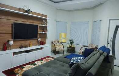 Imagem: A casa possui 3 Dormitórios, 2 Banheiros, 2 Vagas na garagem