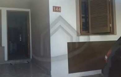 Imagem: A casa possui 2 Dormitórios, 2 Banheiros, 1 Vaga na garagem