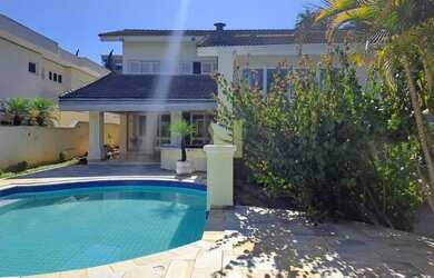 Imagem: A casa em condomínio possui 4 Dormitórios, 5 Banheiros, 5