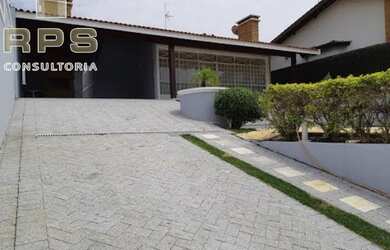 Imagem: A casa possui 4 Dormitórios, 5 Banheiros, 4 Vagas na garagem