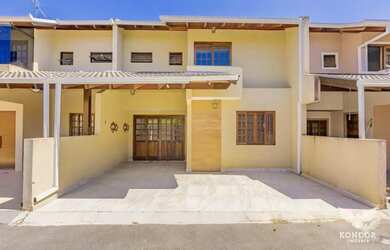 Imagem: A casa possui 3 Dormitórios, 2 Banheiros, 3 Vagas na garagem