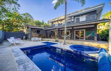 Imagem: A casa em condomínio possui 4 Dormitórios, 5 Banheiros, 5