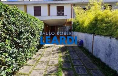 Imagem: A casa possui 3 Dormitórios, 4 Banheiros, 2 Vagas na garagem