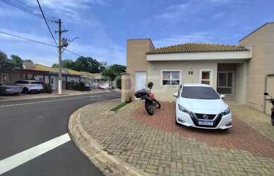 Imagem: A casa em condomínio para alugar possui 3 Dormitórios, 2 Banheiros